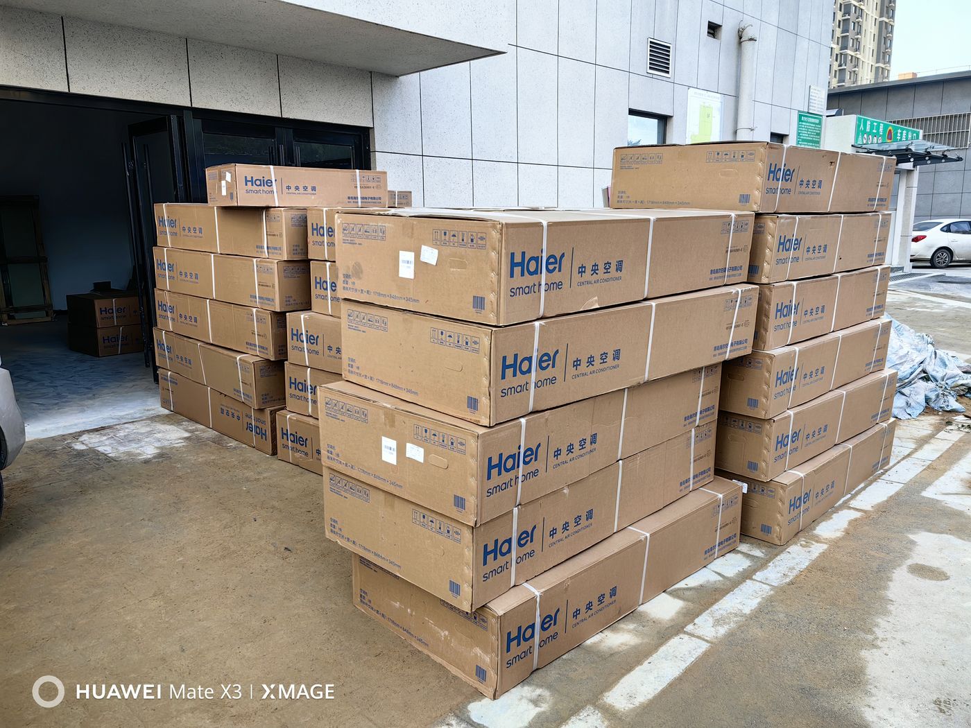 紫名居装饰公司批量采购海尔中央空调到货现场